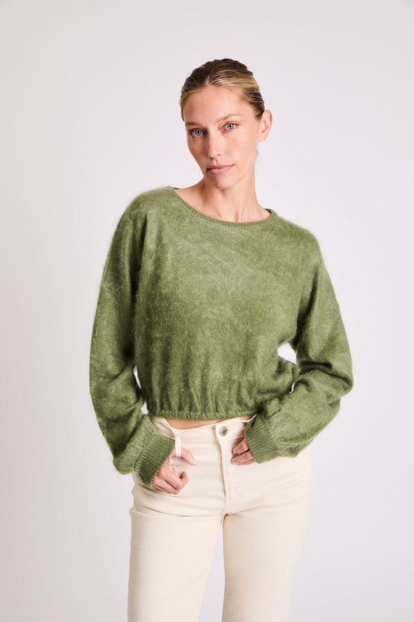 Front view of the Stevie green cashmere sweater by Beryll.