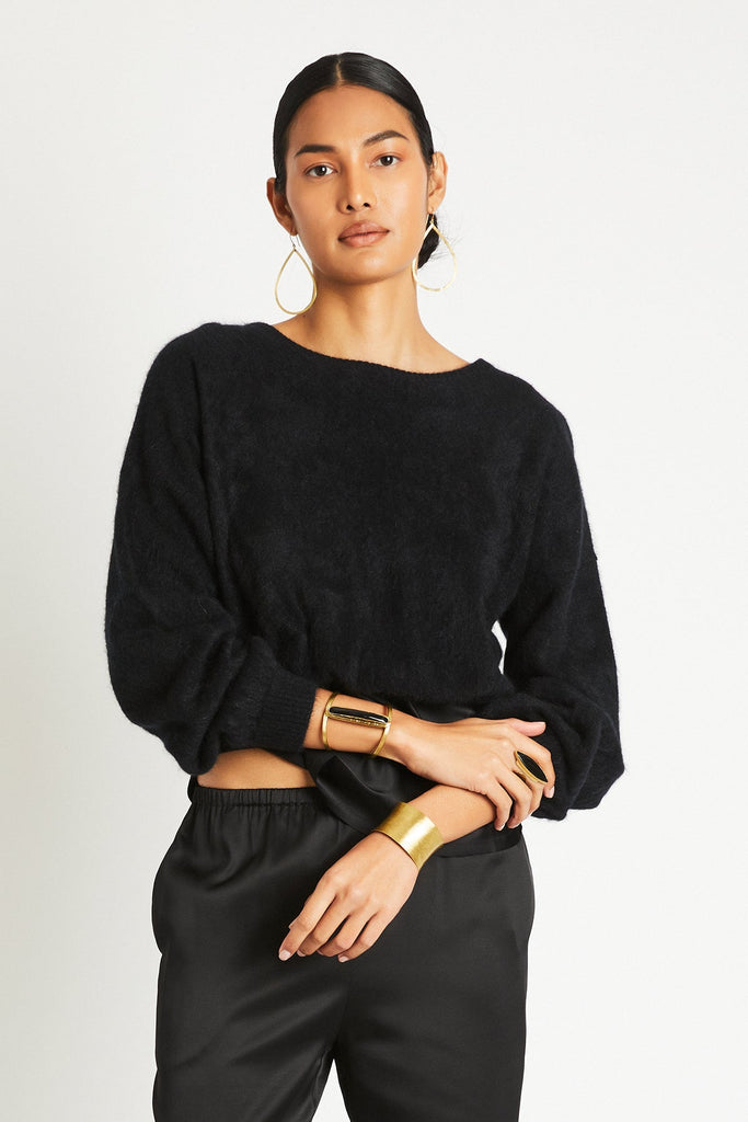 Woman wearing the Stevie black cashmere sweater by Beryll